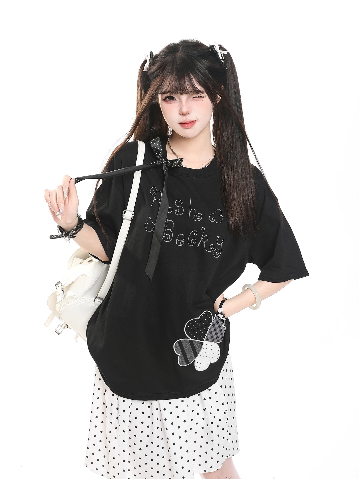 リボン付き刺繍入りTシャツ：ガテン系ファッションの定番アイテムとしての実用性と着こなしの科学