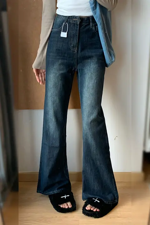 女性用 ゆったりしたストレートデニムパンツ【高腰・微フレア・春秋用・大きいサイズ】（セットアップ対応）