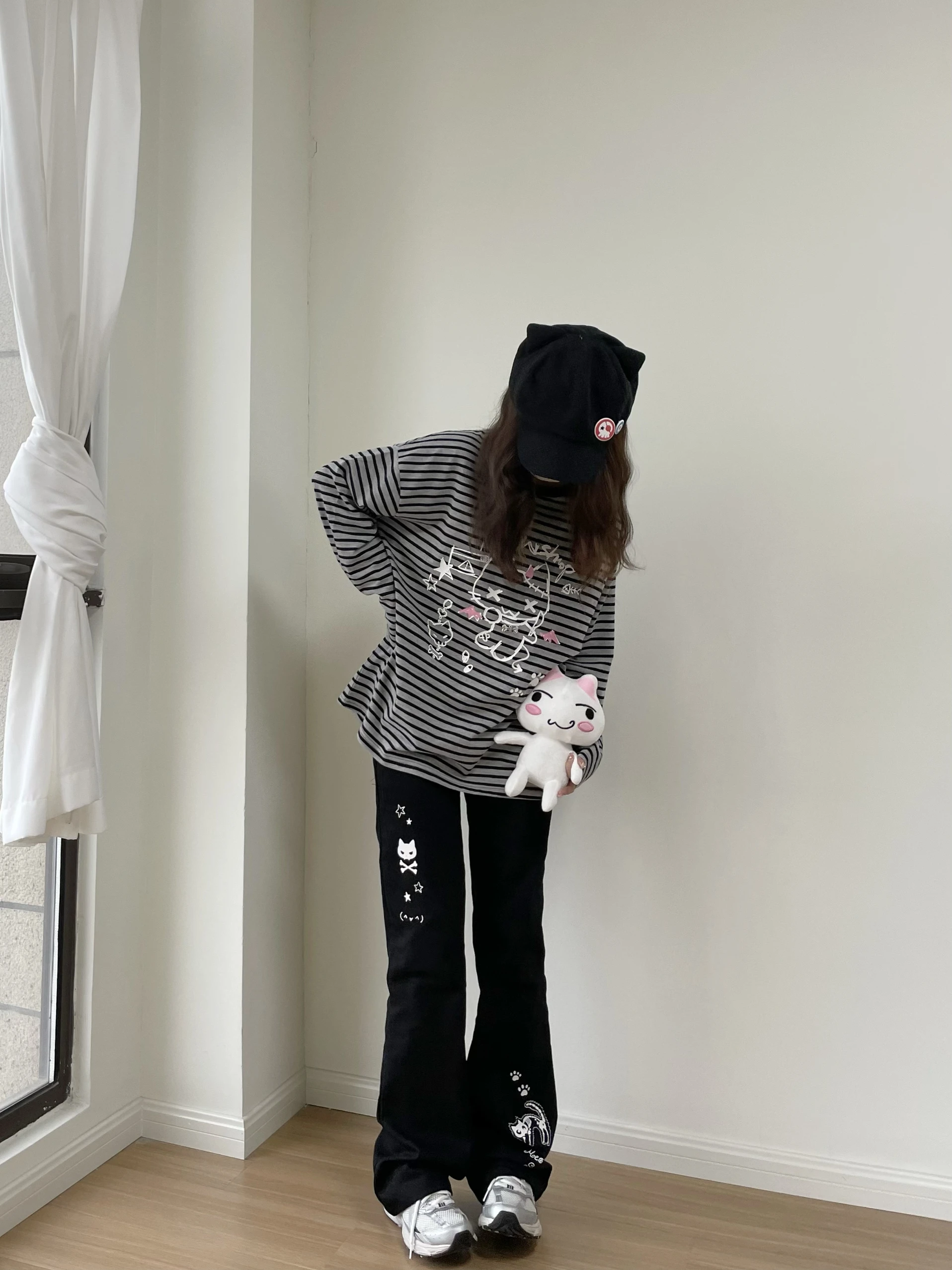 骷髅デザインのブラックフレアデニムパンツ：ユニークスタイルとスリム効果を実現するアンダーグラウンドファッション