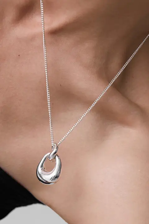 シンプルデザインのペンダントシルバーネックレス【女性用・細身・デザインネックレス】