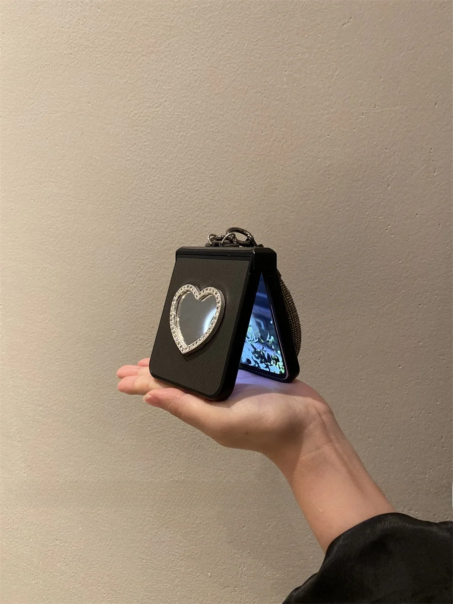 「P50 Pocket」を選ぶべきタイミングは？人気の理由と、他のスマホケースとの違いを徹底解説