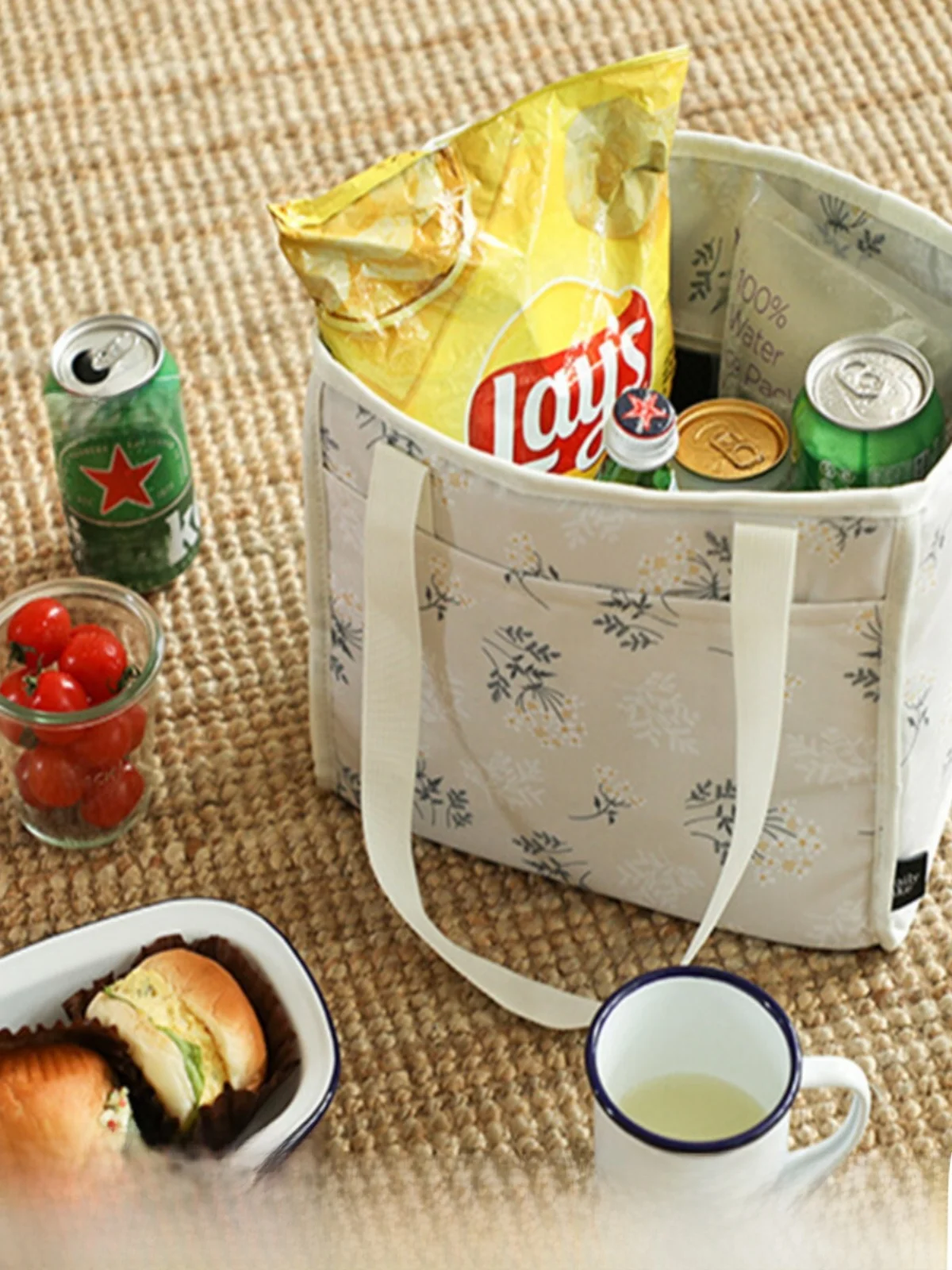 シンプルでおしゃれな大容量保冷ランチバッグ：ピクニックアイテムの実用性と機能性を徹底検証