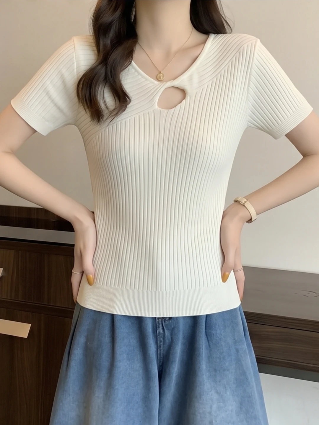 透かし編みニットを夏に着るなら、どう選ぶ？