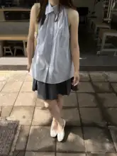 シンプルなチックデザインのオフショルダーブルーシャツ【夏用・ゆったり・トレンド感】