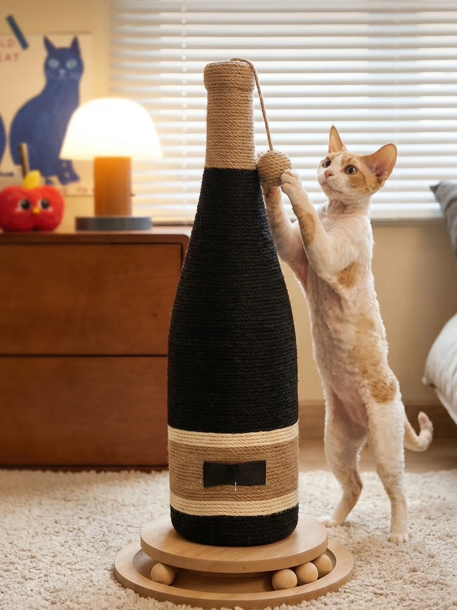 立式キャットスクラッチャーワインボトルデザイン：耐久性と麻紐による磨爪機能の実証