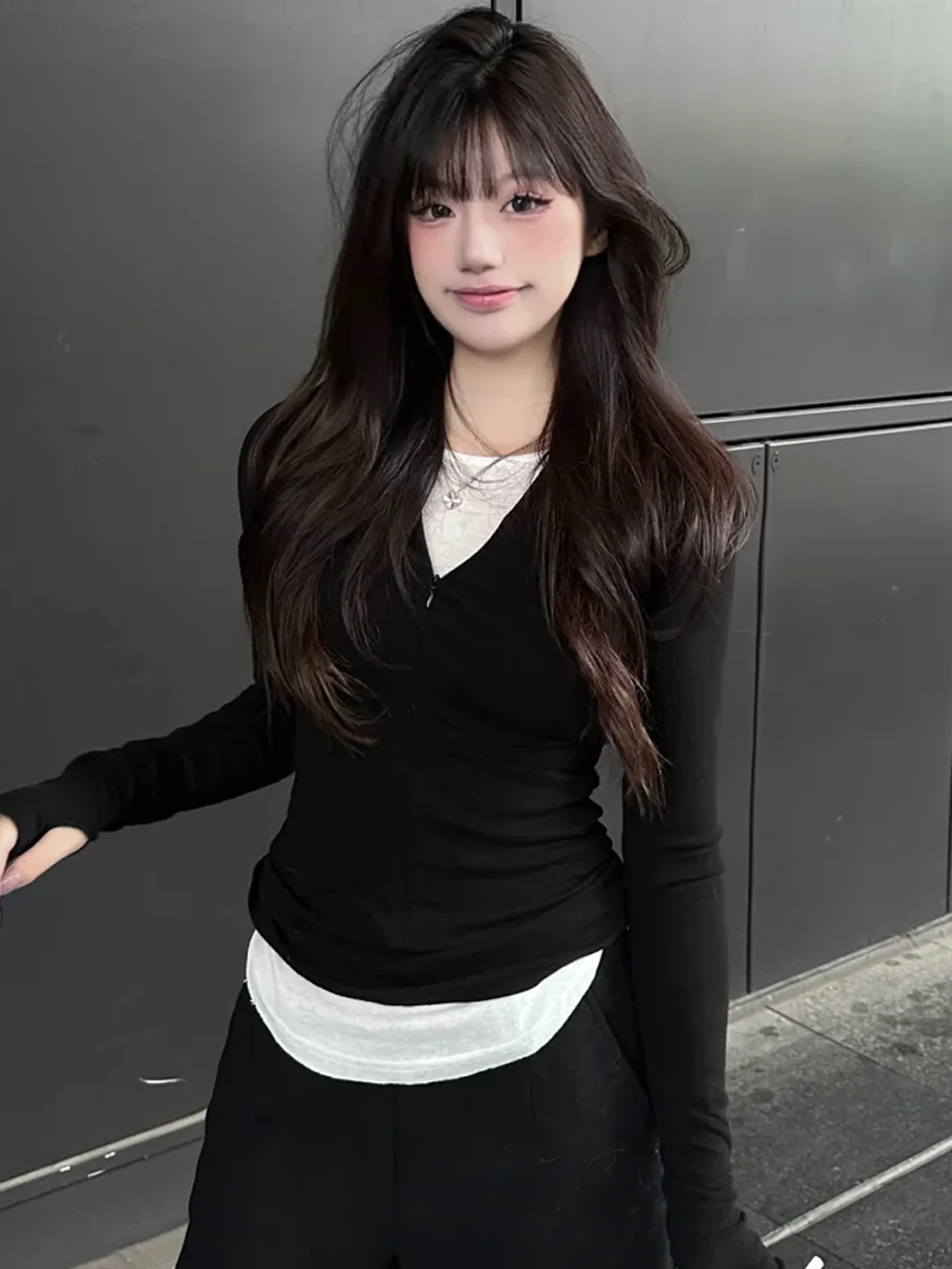 Tシャツの下に着る長袖をどう選ぶ？恋丽君のデザインファスナー付き長袖が解決する通勤スタイルの悩み