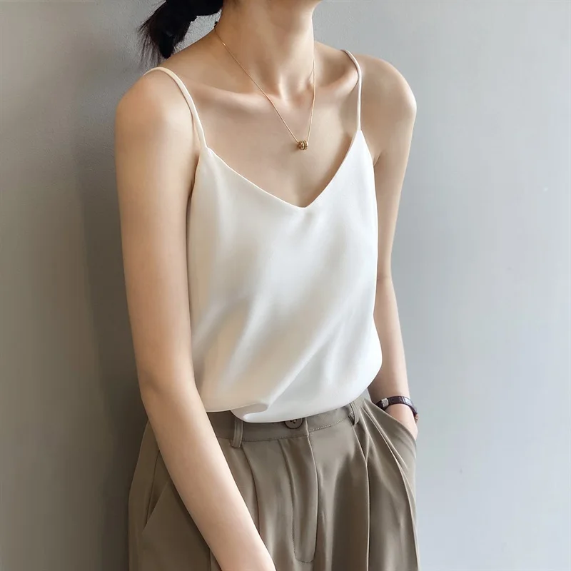 50代ファッションに合うキャミソール：アセテートサテン製の美背デザインとジャケット合わせの実用性