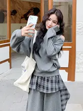 グレーの秋のスタイル！オフショルダーのパーカーとチェック柄ワイドパンツ（セットアップ対応）