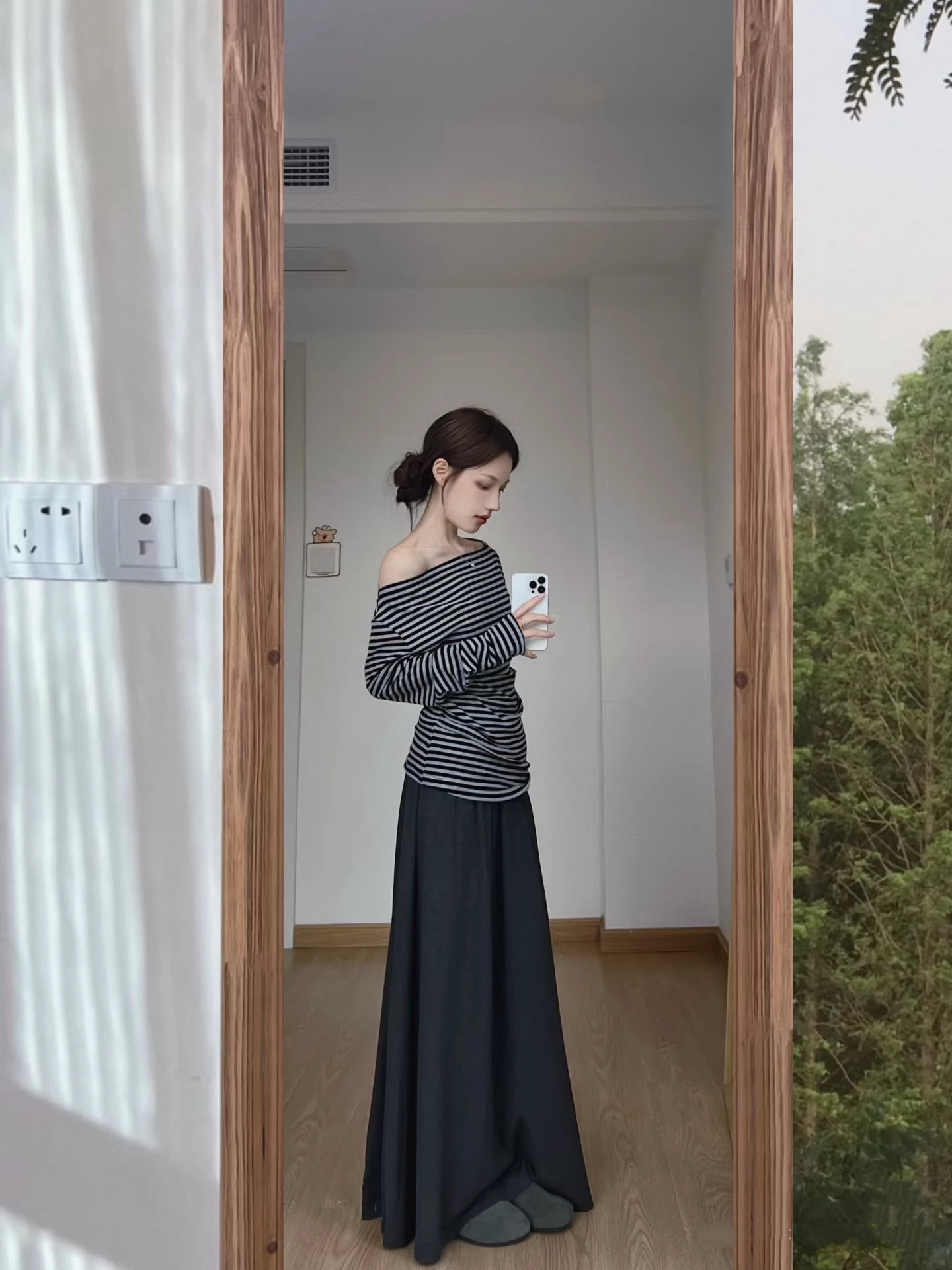 60年代のリズムと80年代のエッジを融合した春のコーデは？ストライプTシャツとフレアスカートの着こなしに迫る