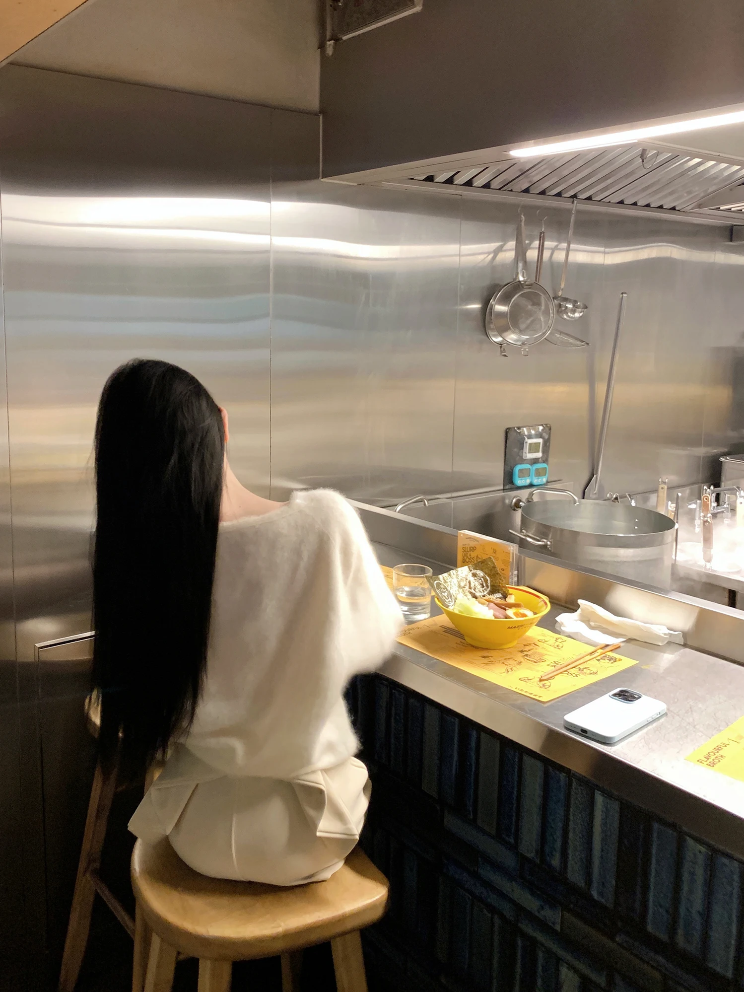 大きなリボン付きハイウエストショートパンツ：お腹隠しコーデに最適な直筒スタイル