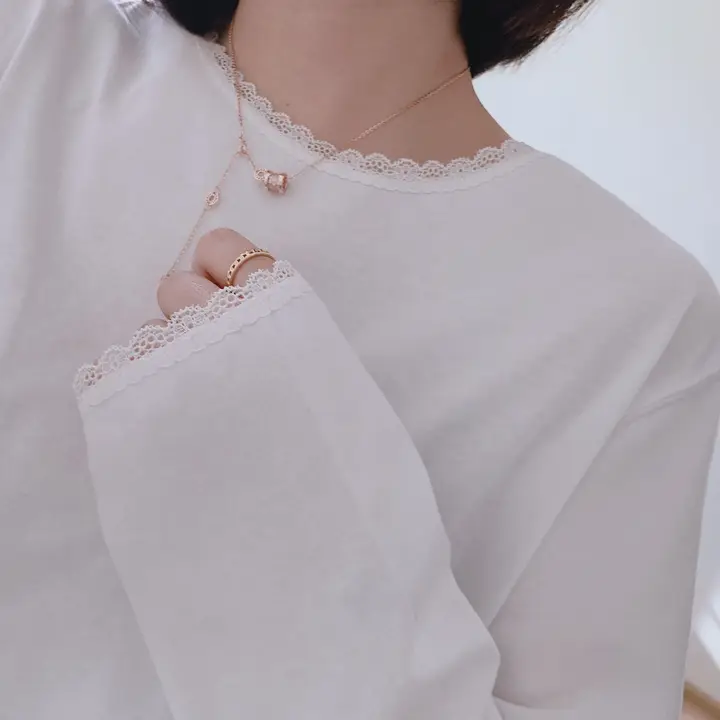 上品なラウンドネックレーストリムコットン長袖Tシャツ【ルーズフィット・中丈】