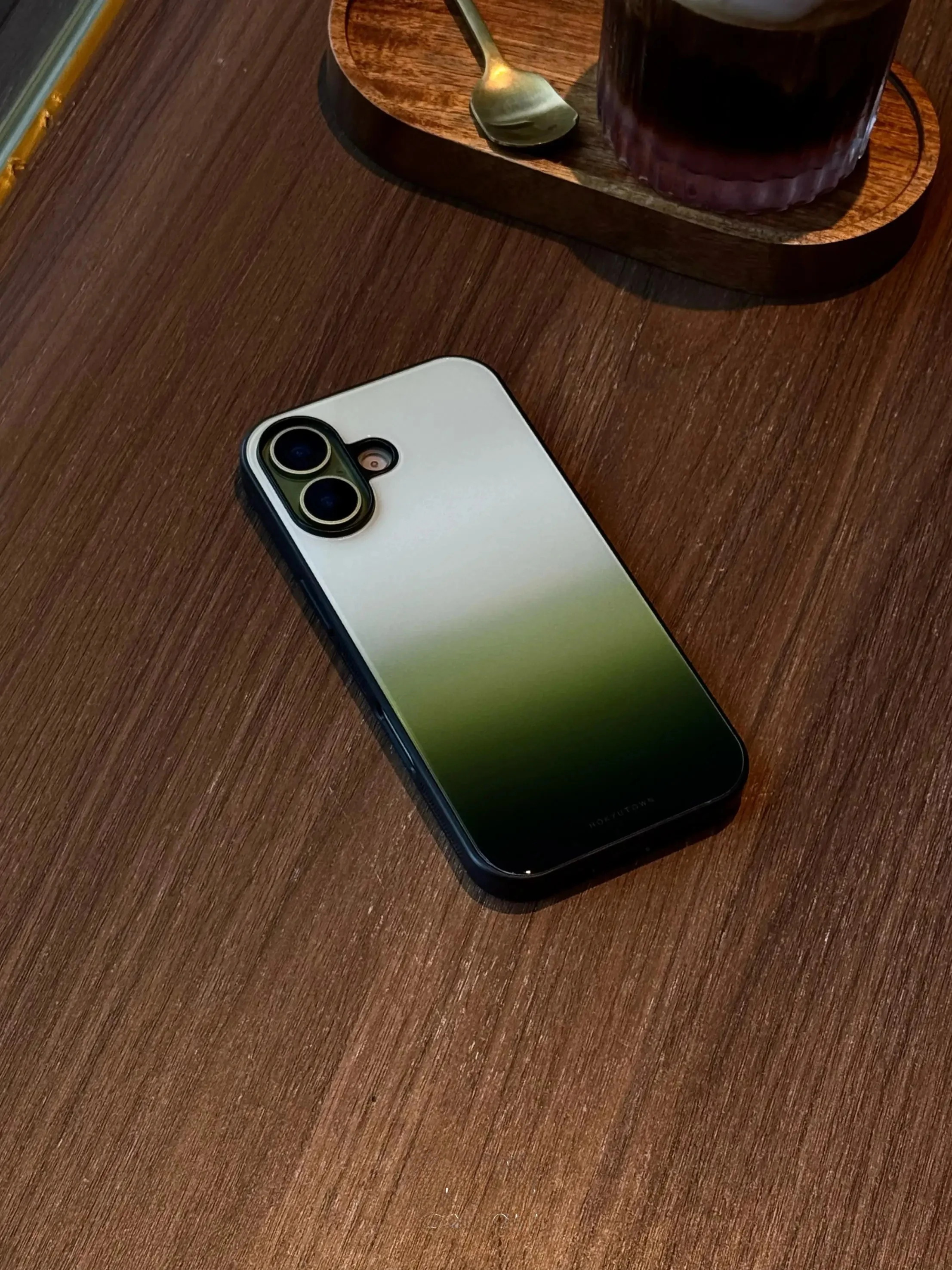 新中式デザインのiPhoneケースはベタベタしないか？滑り止めと全包囲構造による実証