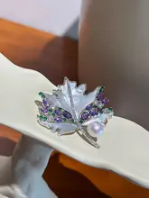 天然淡水パールの胸元を飾る紫色のもみじブローチ【高級感あるデザイン】