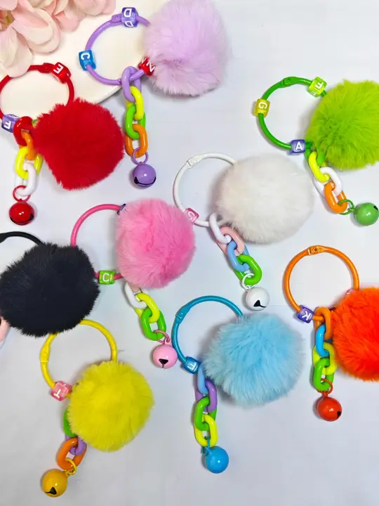 カラフルな毛玉付きキーホルダー【樹脂製・バックパックアクセサリー・学生向け】