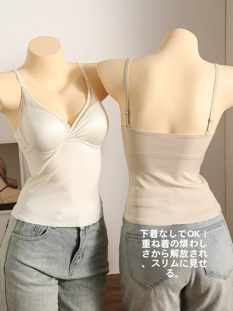 サ  テン素材のVネックセクシーキャミソール：薄手でフィット感のある胸元サポートスタイル