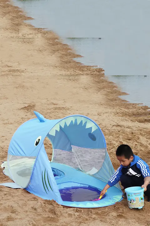 子供用ビーチテント【シャーク＆クジラデザイン・折りたたみ式・携帯便利】
