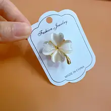 猫目石のクローバーブローチ【シンプルデザイン・可愛い・防止クリップ付き】