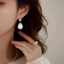 クラシックなバロック風の天然パールバックルピアス【エレガントデザイン・女性用】