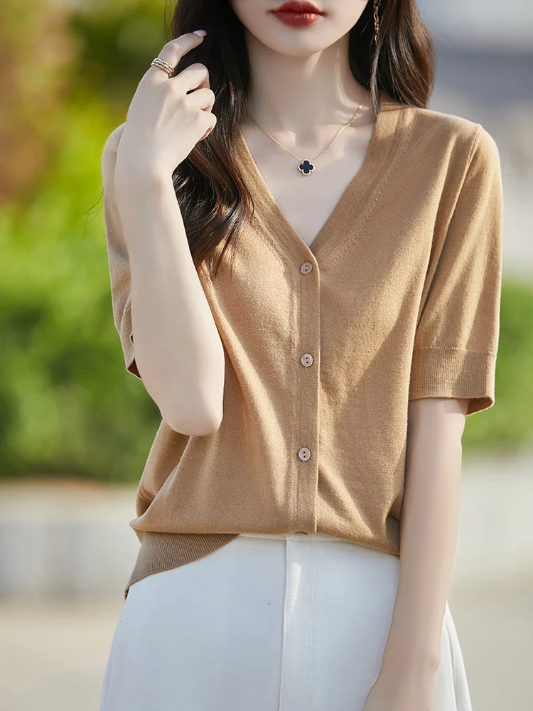 大人可愛い服 50代コーデの選び方｜Vネックカーディガンで実現する自然な可愛さ