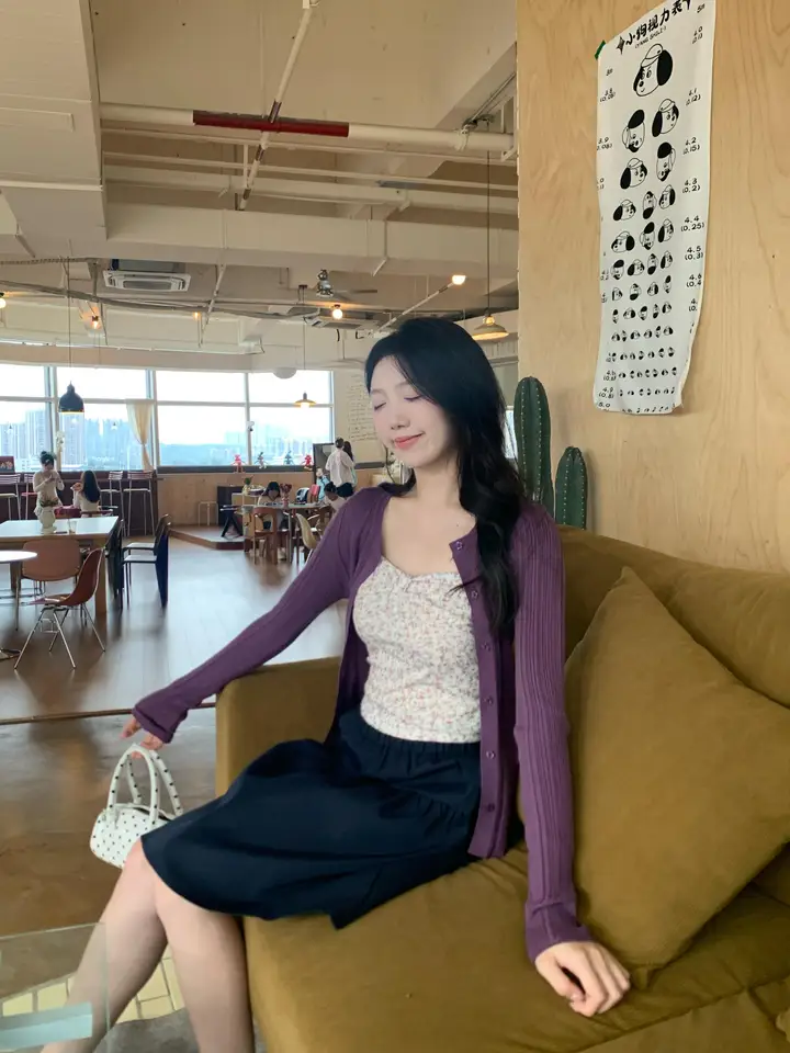 春秋用 紫色ニットカーディガン【女性用・フィット感・短丈・フラワープリントのキャミソール付き】（セットアップ対応）