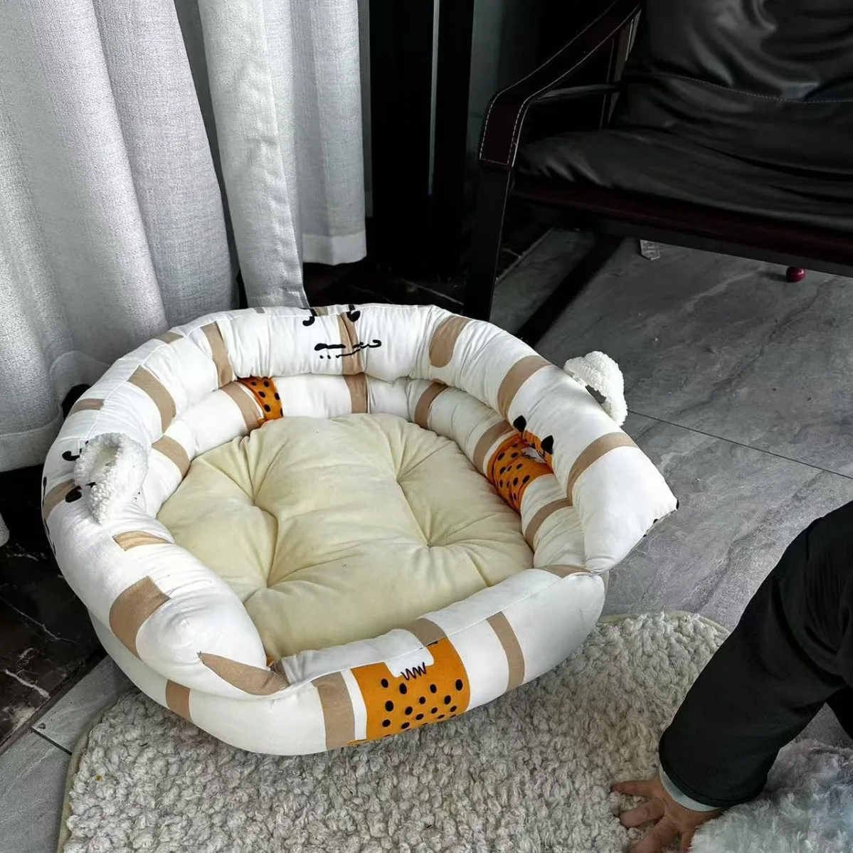 愛らしいオープン型ペットソファ：小型犬用の四季通用クッション付きソファ