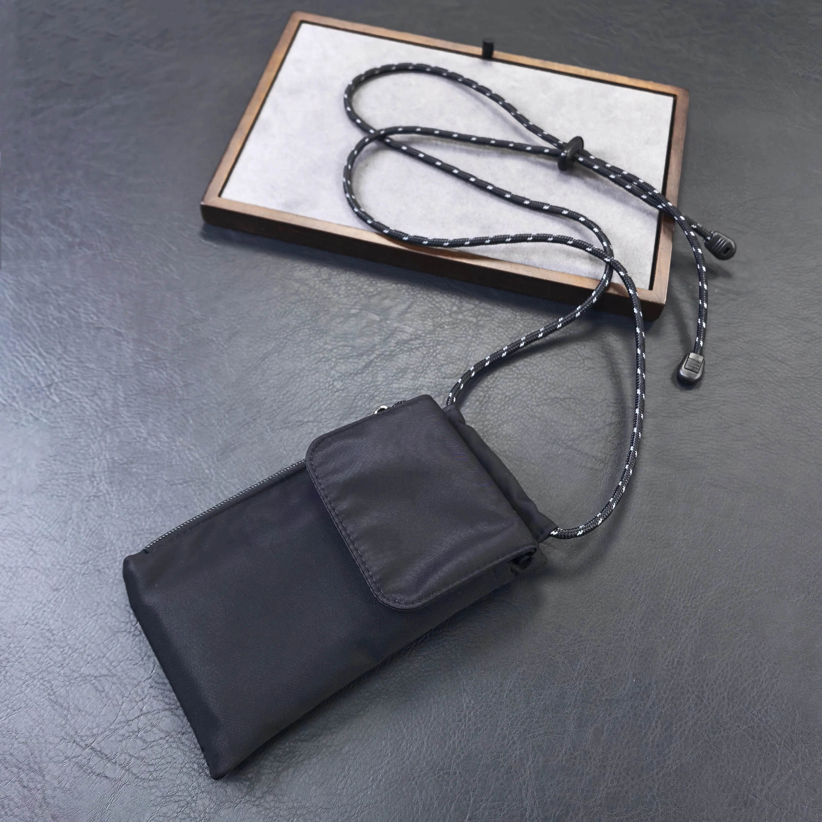 軽量でポータブルなミニ携帯電話バッグ クロスボディバッグ：全機種対応スマホケースの実用性と選定基準