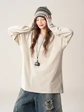 リラクシングデザインのオフショルダー長袖Tシャツ【杏色・ゆったりシルエット・春用】