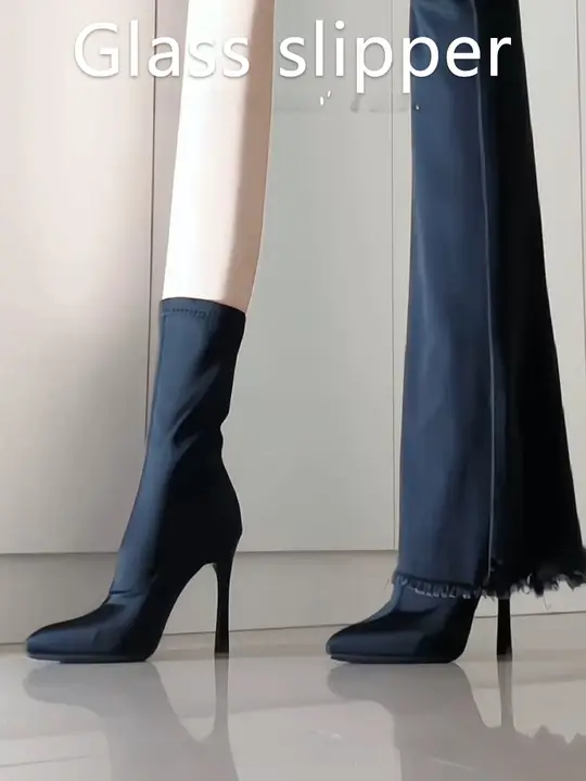 高めヒールのショートブーツ【ポインテッドトゥ・細ヒール・エラスティック・黒サテン・履きやすい】