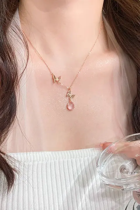 軽やかなデザイン！芙蓉石ペンダントネックレス【蝶モチーフ・鎖骨ライン】
