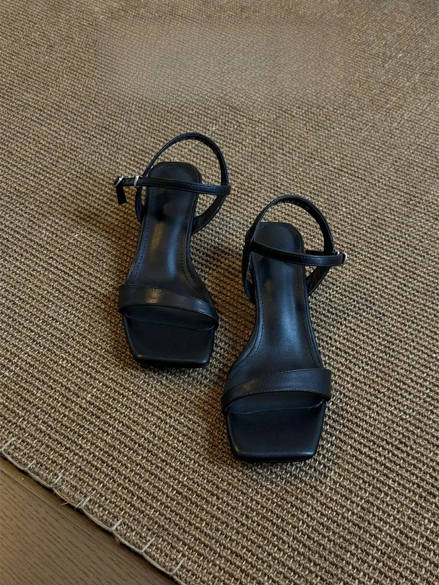 牛革製ワンストラップサンダル：复古風の夏用中跟サンダルで足元を美しく