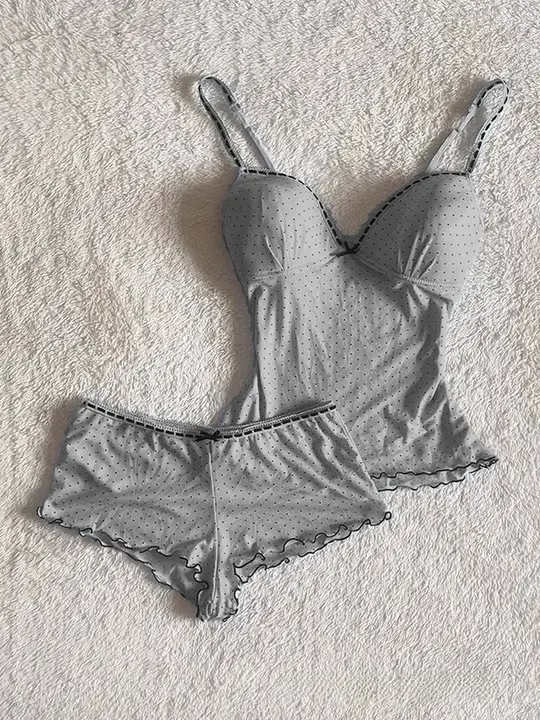淫靡なドット柄キャミソールとショートパンツのルームウェア【グレー・木耳辺付き・女性用】（セットアップ対応）