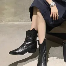 真皮製の尖ったVカット女性用ウエスタンブーツ【レトロデザイン・シワ加工・太ヒール・ショートブーツ】