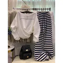 オフショルダーデザインのトレンドスウェットシャツ【英字プリント・ドローストリング・カジュアル】とストライプフレアパンツ（セットアップ対応）