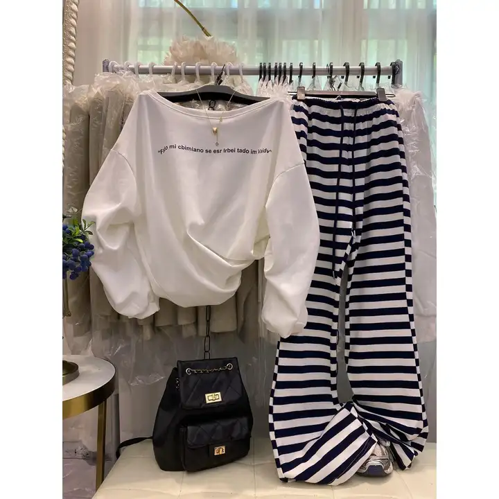 オフショルダーデザインのトレンドスウェットシャツ【英字プリント・ドローストリング・カジュアル】とストライプフレアパンツ（セットアップ対応）