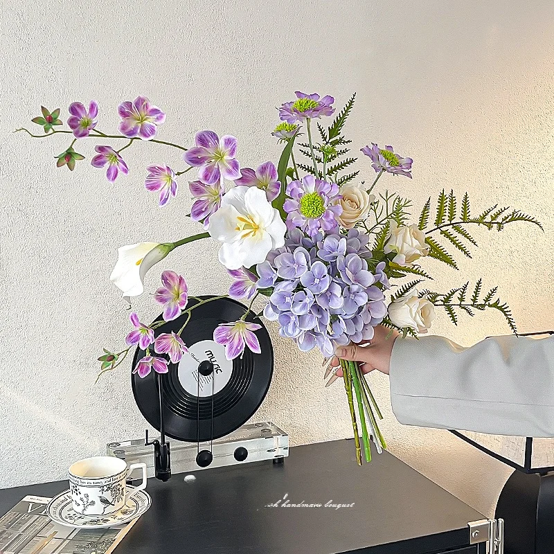 ドライフラワー花束の飾り方：バラとジャスミンの造花で現代的なリビングを装飾