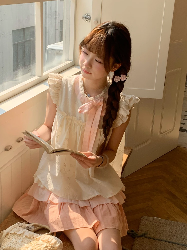 夏にぴったりな美しいフレアスリーブトップスとピンクの切り替えスカート（セットアップ対応）