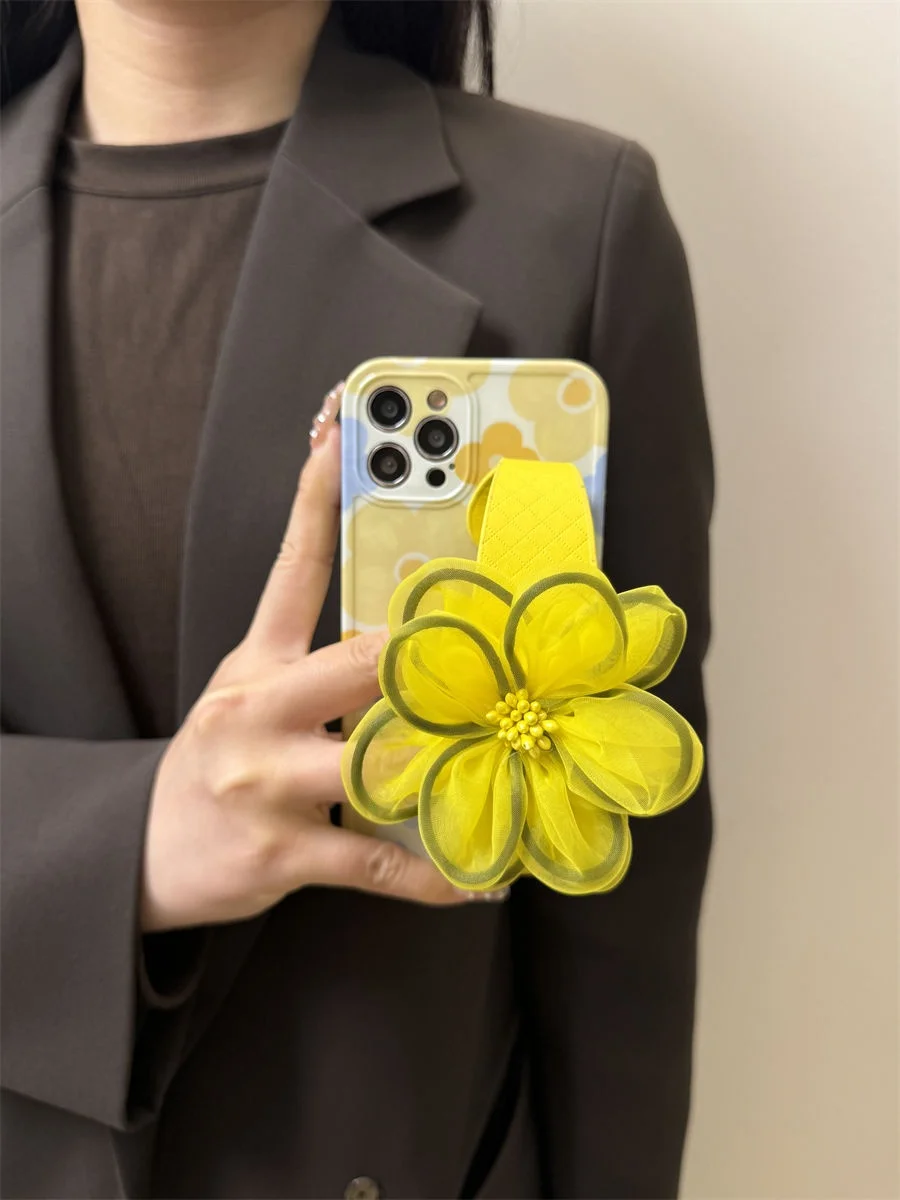 iPhone13 ケース ストラップ おすすめ：春らしい花柄のシリコンストラップでスマホを安全に固定