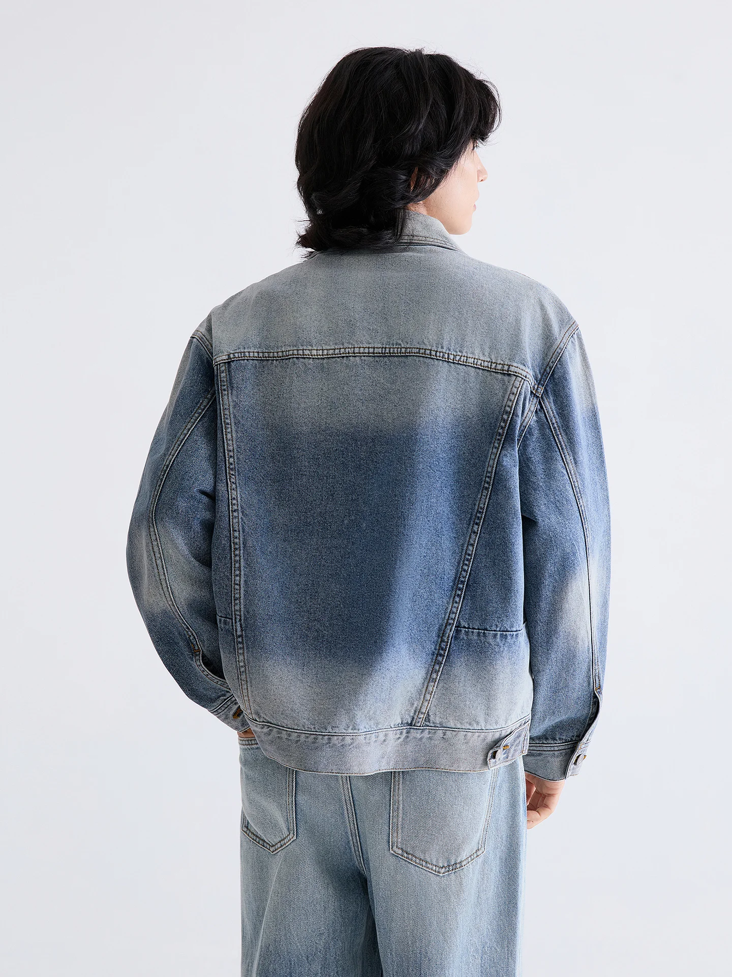 デニムジャケットはどんなもの？翻領デザインが日常を彩る理由とは？