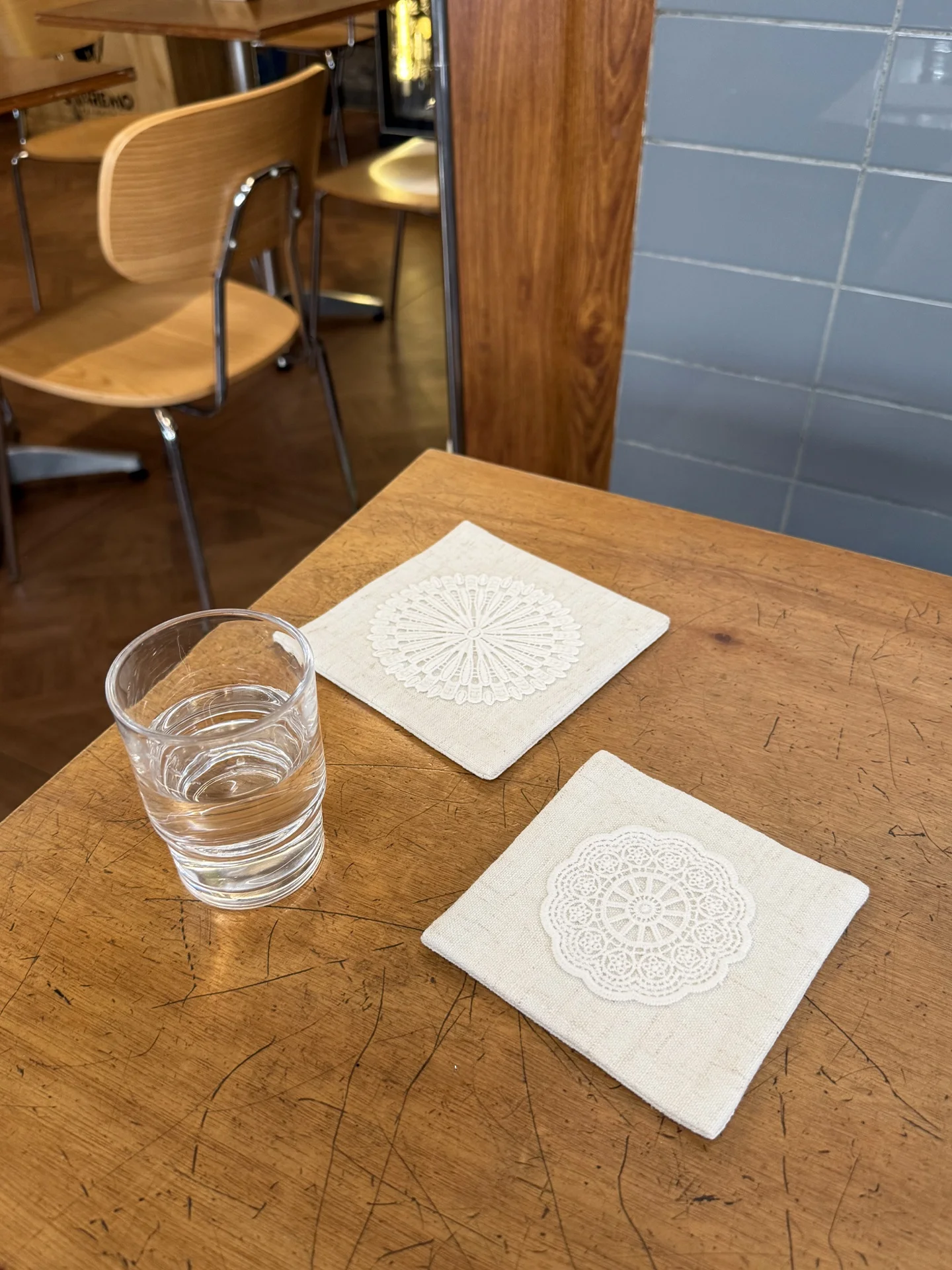 刺繍入りリネン製コースター：無料図案ダウンロードと韓式レトロデザインの実用性