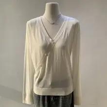 白色のVネックニットシャツ【長袖・フィット・春用】