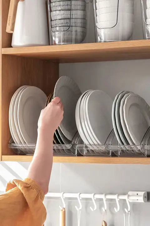 キッチン用プラスチック皿収納ラック【皿・ボウル用・水切り機能付き】