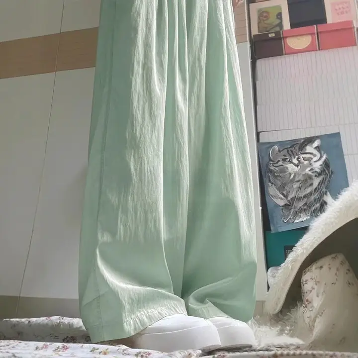 浅緑色のヒダ付きアイスシルクパンツ【フィット・ワイドレッグ・夏用】（セットアップ対応）