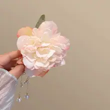 おしゃれな花とパールのフリンジ付きサメクリップ【華やかさ満点・後頭部用・髪まとめ器】
