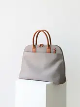 牛革使用のカジュアルな餃子型ショルダーバッグ【ハンドル付き・トラベル用・通勤対応】