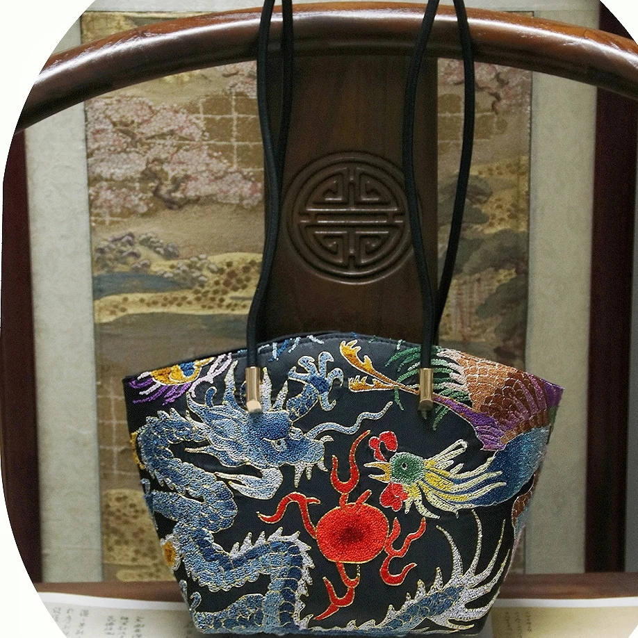 民族風デザインの刺繍トートバッグ：キルティングトートの実用性とデザイン特性