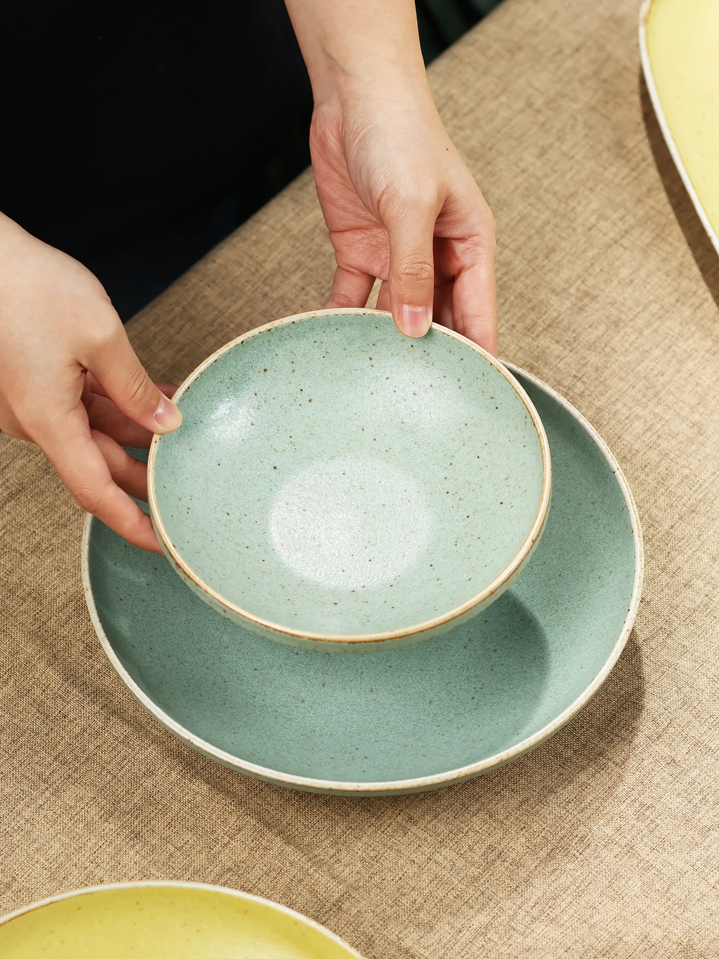 シンプルな粗陶製お皿：一人暮らし向けのレトロスタイル陶器の実用性とコストパフォーマンス