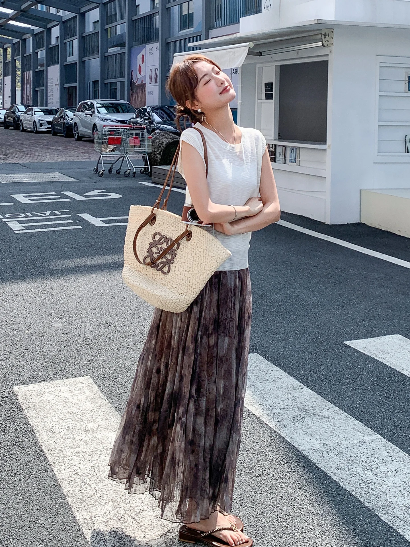 夏のコーデで失敗しないベスト選びは？リラクシングニットとグラデーションスカートのセットアップが答え