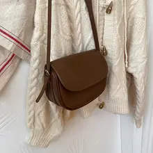半円シルエットのショルダーバッグ【シンプル・レトロデザイン・オールマイティ】