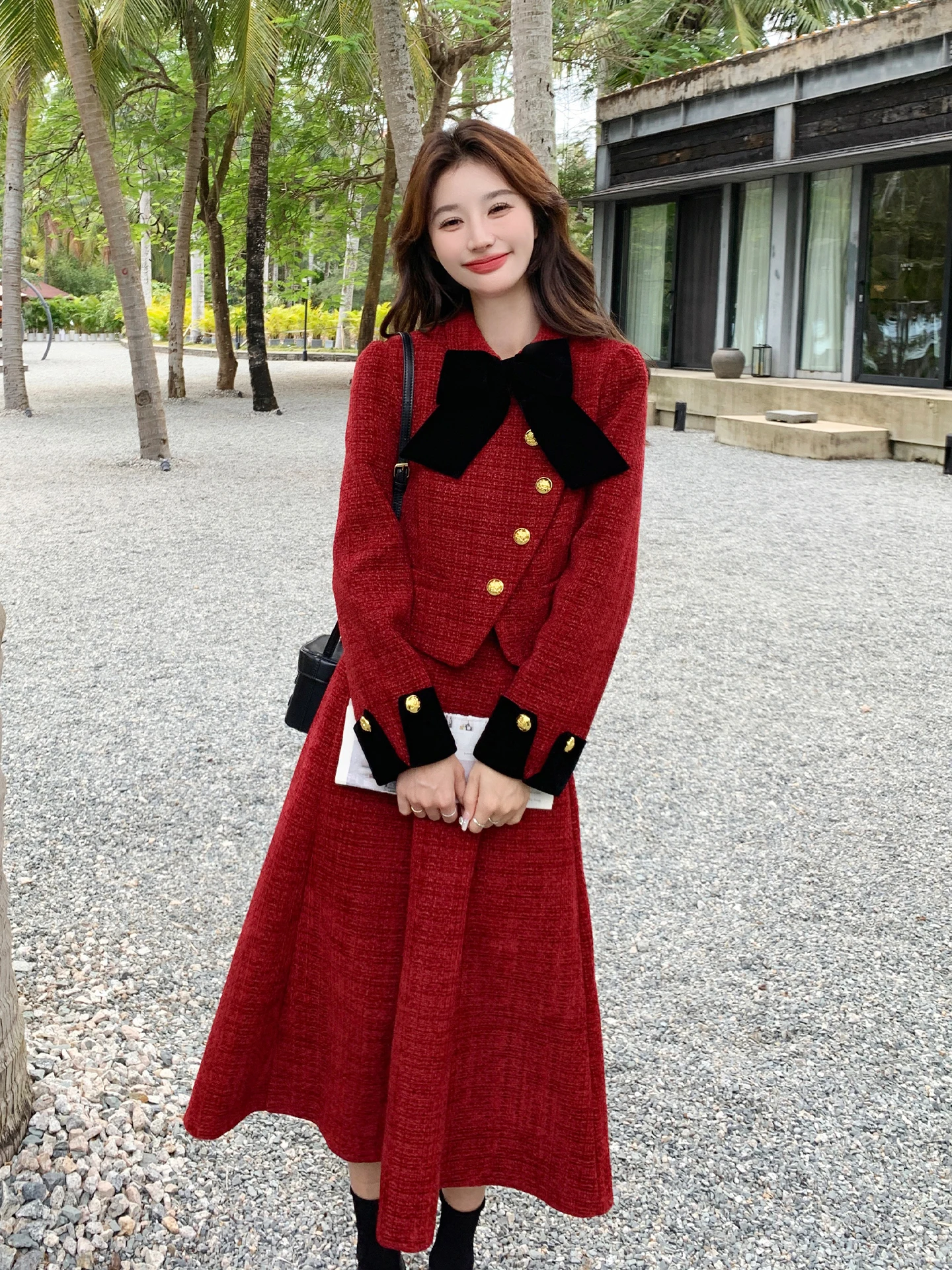 40代の女性が冬のクラシックコンサートに着るべき服装は？赤い粗ツイードドレスが解決するリアルな悩み
