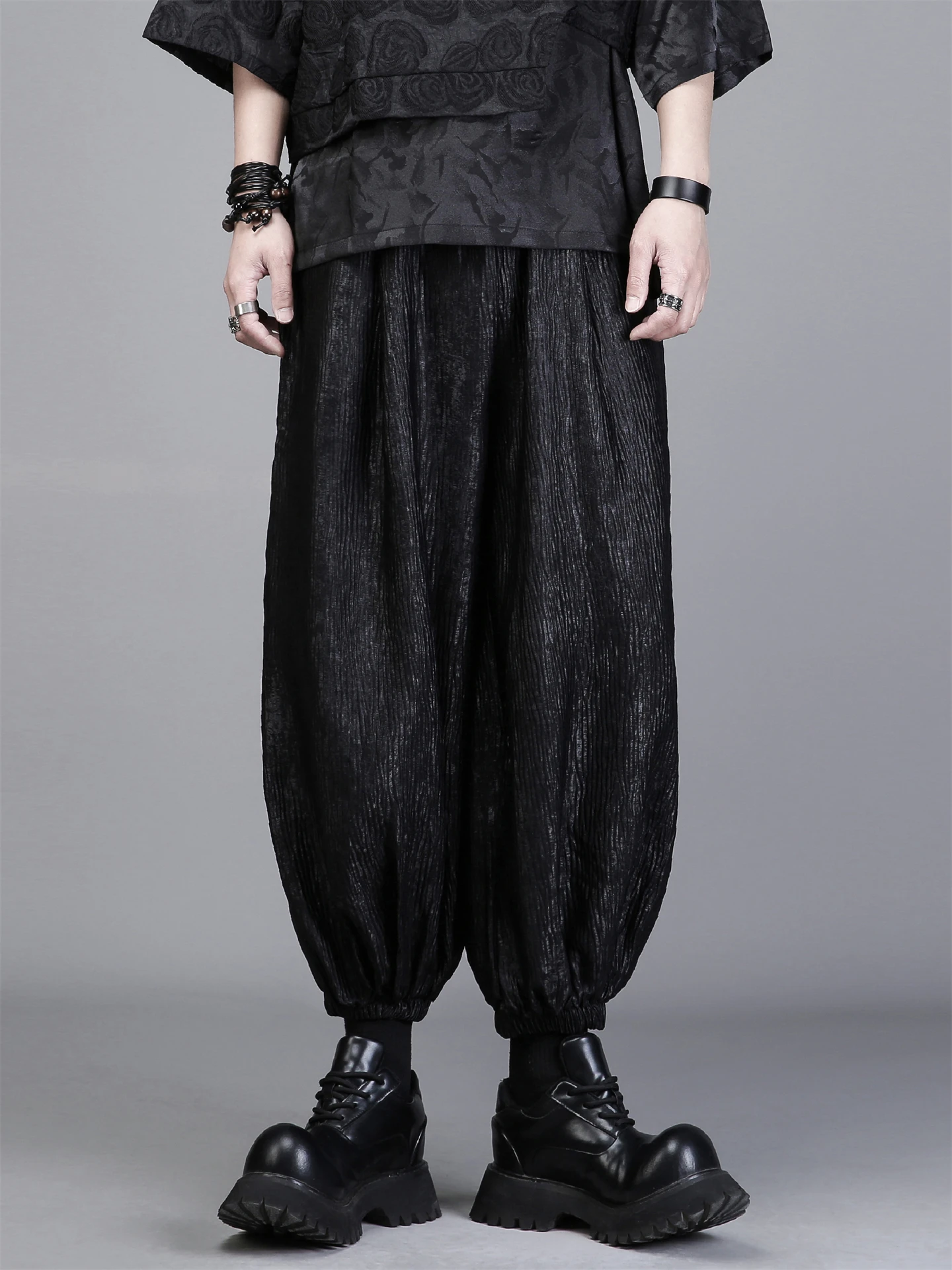 ピチピチの服 男：フィットのプリーツドローストリングパンツが日常にどう活かされるか